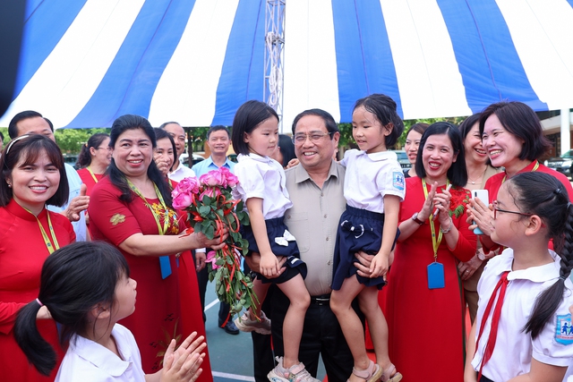 Thủ tướng Phạm Minh Chính thăm, tặng quà thầy cô giáo và các em học sinh có hoàn cảnh đặc biệt tại Trường Phổ thông dân lập Hermann Gmeiner - Ảnh: VGP/Nhật Bắc