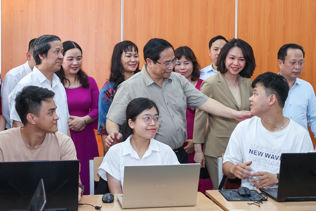 Thủ tướng thăm lớp học nghệ thuật của học sinh khiếm thính Trường Cao đẳng Sư phạm Trung ương - Ảnh: VGP/Nhật Bắc