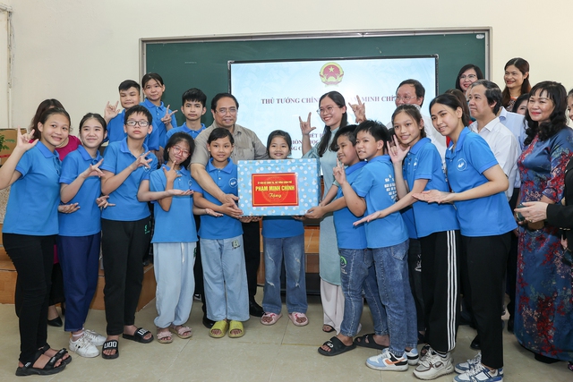 Thủ tướng tặng quà cho các em học sinh tại Trung tâm Hỗ trợ phát triển giáo dục hoà nhập thuộc Trường Cao đẳng Sư phạm Trung ương - Ảnh: VGP/Nhật Bắc