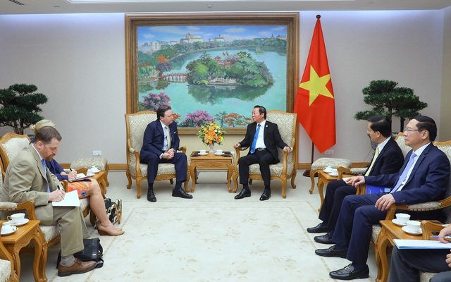 Phó Thủ tướng và Đại sứ Marc E. Knapper trao đổi và thống nhất các giải pháp phát huy nguồn nhân lực trình độ cao của Việt Nam với sự hỗ trợ cơ sở vật chất, trang thiết bị của Hoa Kỳ