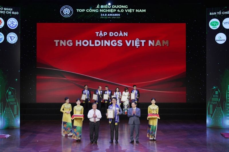 Đại diện TNG Holdings Vietnam nhận chứng nhận giải thưởng tại lễ biểu dương Top I4.0 Awards