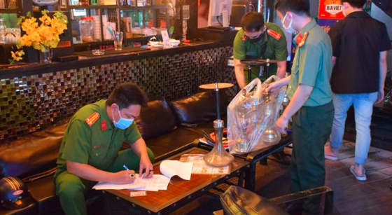 TP. Hồ Chí Minh: Phát hiện 10 cơ sở ở phố Bùi Viện vi phạm liên quan đến khí cười, shisha