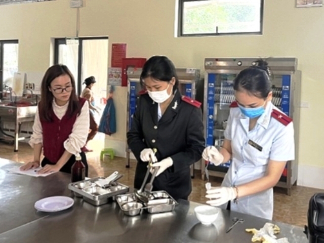 Đoàn kiểm tra lấy mẫu vụ ngộ độc thực phẩm tại Trường Mầm non Thuận Sơn, huyện Đô Lương.