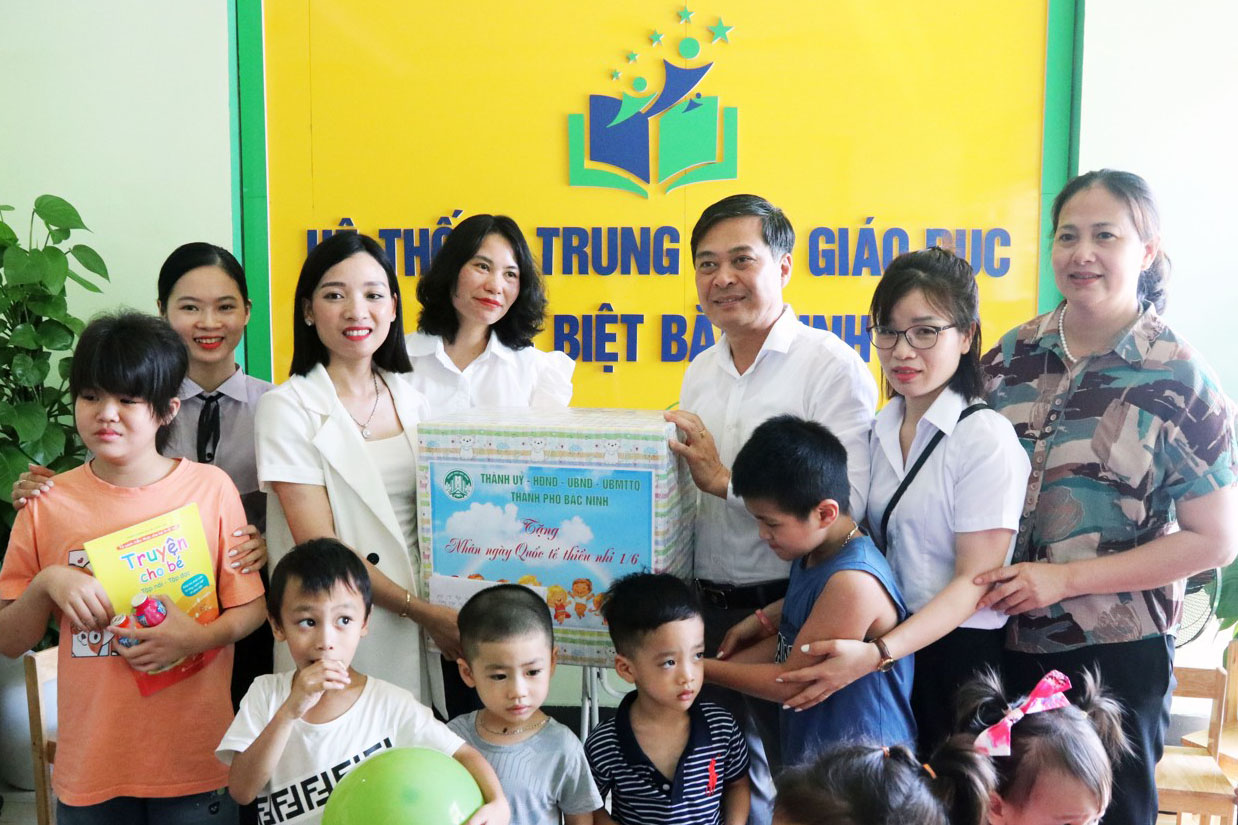 Đại diện lãnh đạo UBND thành phố Bắc Ninh tặng quà cho Trung tâm