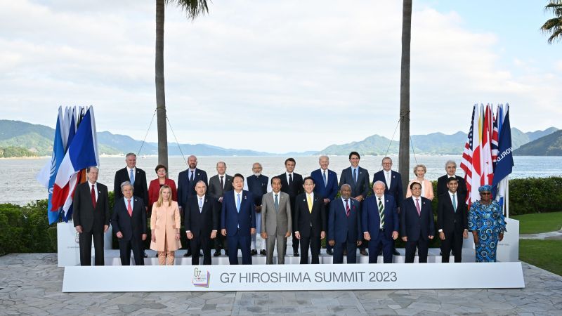Các nhà lãnh đạo tham dự Hội nghị thượng đỉnh G7 mở rộng chụp ảnh chung tại Hiroshima, Nhật Bản