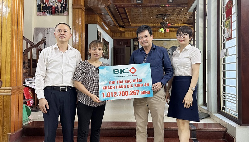 BIC trao tiền bảo hiểm cho đại diện gia đình khách hàng
