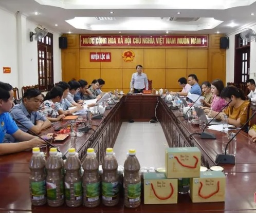 Hội đồng đánh giá, chấm điểm và phân hạng sản phẩm OCOP huyện Lộc Hà kiểm tra, chấm điểm các sản phẩm vào chiều 30/5.