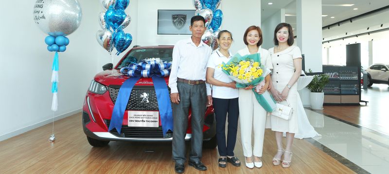 THACO AUTO đã hoàn tất thủ tục trao xe Peugeot 2008 VĐV Nguyễn Thị Oanh