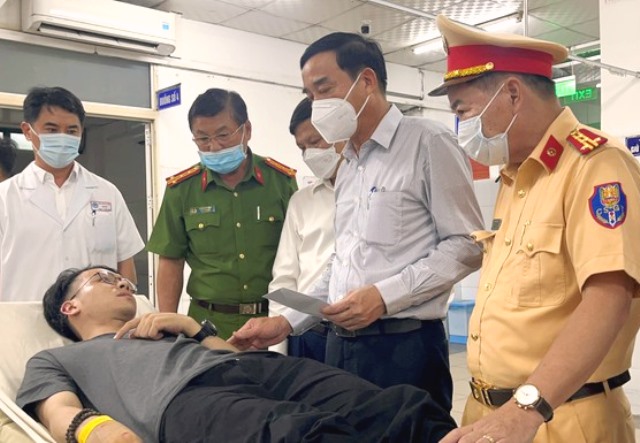 Chủ tịch UBND TP Đà Nẵng Lê Trung Chinh đến thăm hỏi, trao hỗ trợ cho các nạn nhân vụ tai nạn giao thông
