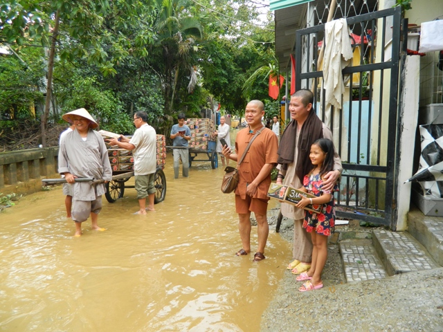 Cứu trợ bão lụt ở Huế