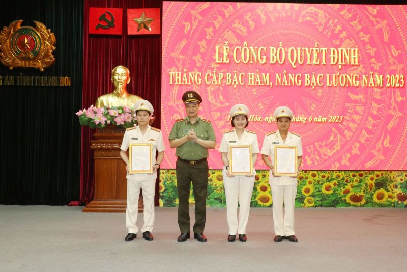 Thiếu tướng Trần Phú Hà, Ủy viên Ban Thường vụ Tỉnh ủy, Giám đốc Công an tỉnh trao các Quyết định thăng cấp bậc hàm, nâng lương cho 3 đồng chí Phó Giám đốc Công an tỉnh