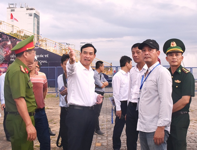 Kiểm tra khu vực khán đài, Chủ tịch UBND thành phố Lê Trung Chinh lưu ý các đơn vị phải bảo đảm an toàn cho đại biểu, người dân và du khách
