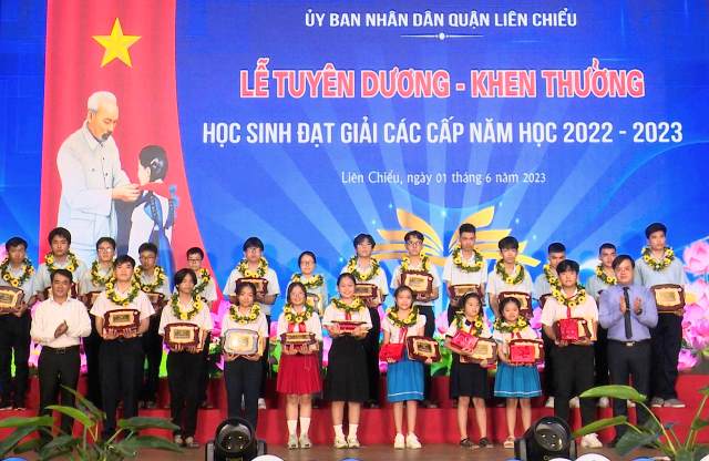 Ông Nguyễn Đăng Huy - Chủ tịch UBND quận Liên Chiểu( áo trắng hàng đầu), lãnh đạo Phòng Giáo dục và Đạo tạo trao phần thưởng cho các em học sinh xuất sắc đạt các giải thưởng cao trong năm học