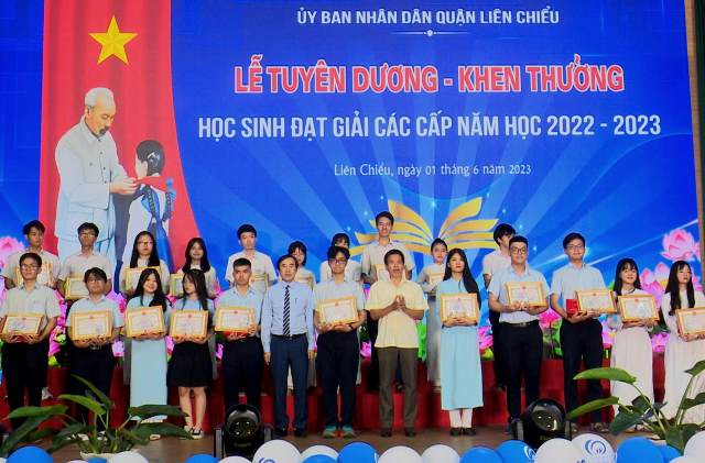 Lãnh đạo UBND quận Liên Chiểu, Phòng Giáo dục và Đạo tạo trao phần thưởng cho các em học sinh xuất sắc đạt các giải thưởng cao trong năm học