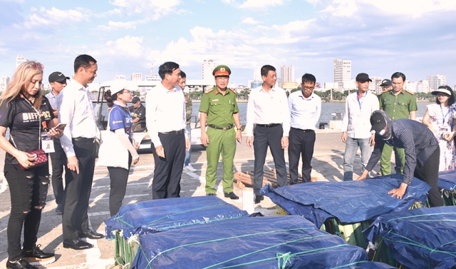 Chủ tịch UBND thành phố Lê Trung Chinh yêu cầu các đơn vị phải bảo đảm an toàn trong suốt quá trình lắp đặt pháo hoa