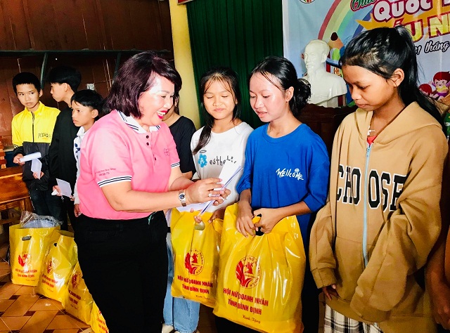 Chủ tịch Hội Nữ doanh nhân tỉnh Bình Định, Đồng Thị Ánh trao quà Tết thiếu nhi cho các cháu nhỏ.