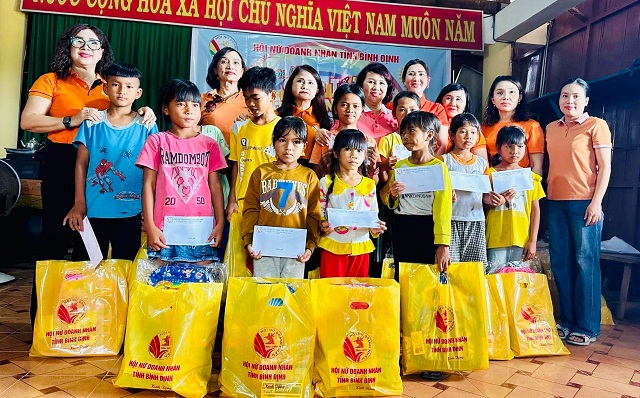 Đoàn công tác Hội Nữ doanh nhân tỉnh Bình Định thăm hỏi và tặng quà cho các cháu thiêu nhi làng M6, xã Bình Tân, huyện Tây Sơn.