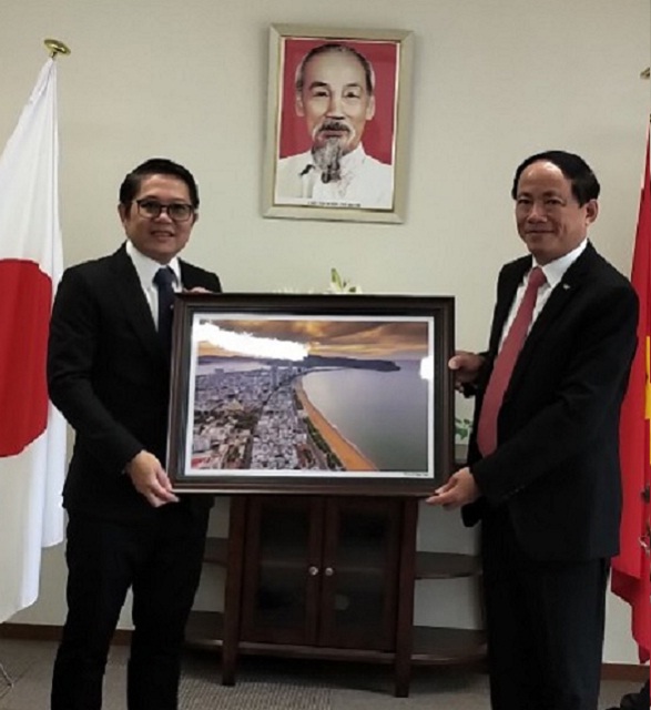 Ông Phạm Anh Tuấn (bên phải) tặng quà lưu niệm cho Tổng lãnh sự quán Việt Nam tại Osaka.