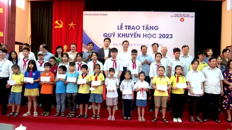 Phó Chủ tịch Thường trực UBND tỉnh, và lãnh đạo Công ty Samsung Display Việt Nam cùng các đại biểu trao học bổng chụp ảnh lưu niệm với các em