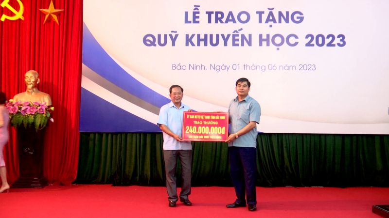 Ủy ban MTTQ tỉnh trao tặng Hội Khuyến học tỉnh 240 triệu đồng