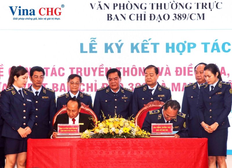 Ông Nguyễn Tân Tiến – Chánh Văn phòng thường trực Ban chỉ đạo 389 tỉnh Cà Mau và ông Nguyễn Viết Hồng - Tổng giám đốc Công ty Vina CHG thực hiện ký kết hợp tác