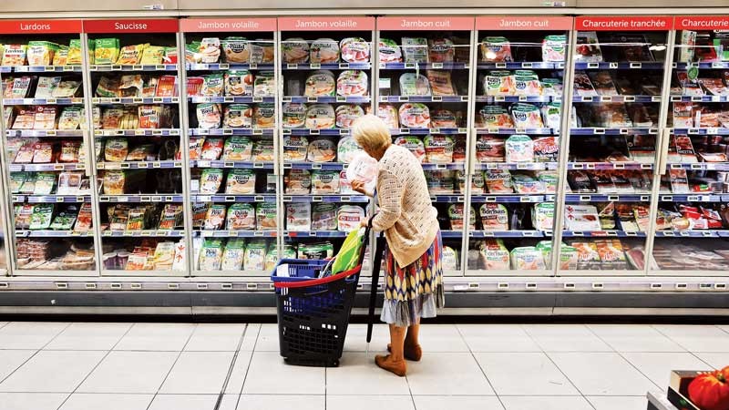 Người dân mua sắm tại một siêu thị ở thành phố Nice của Pháp. (Ảnh REUTERS)
