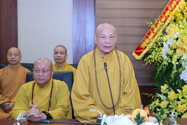 Đại diện Giáo hội Phật giáo Việt Nam, Hòa thượng Thích Thiện Nhơn gửi lời cảm ơn lãnh đạo Đảng, Nhà nước, các cấp, các ngành đã chúc mừng Đại lễ Phật đản - Ảnh: VGP/Nhật Bắc