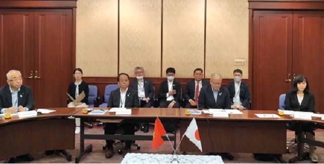 Ngài Yamaguchi Nobuhiko (thứ 3 từ trái sang) phát biểu tại buổi làm việc.