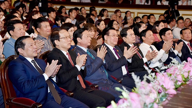 Chủ tịch Quốc hội Vương Đình Huệ và các đại biểu dự Chương trình nghệ thuật “Vinh quang Tổ quốc Việt Nam”. Ảnh: Lâm Hiển