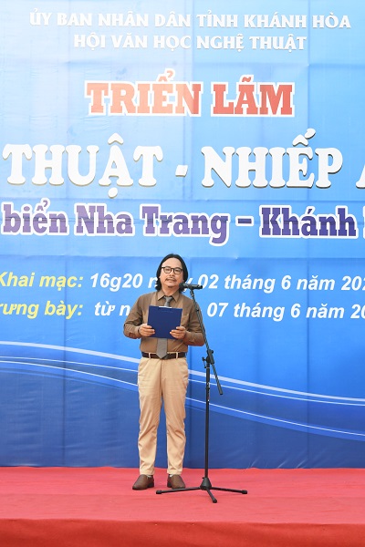 Họa sĩ Trần Hà, Chủ tịch Hội Văn học Nghệ thuật tỉnh Khánh Hòa phát biểu khai mạc