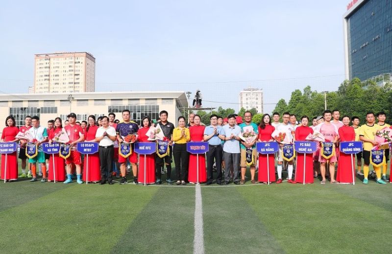 Lãnh đạo tỉnh Nghệ An trao cờ lưu niệm cho các đội tham gia giải.