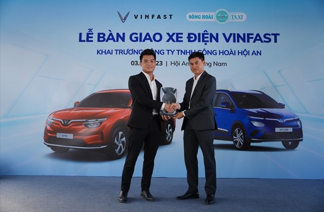 Ông Nguyễn Thành Nhân (phải) nhận bàn giao xe của VinFast