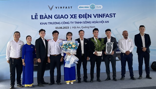Lãnh đạo Công ty TNHH Sông Hoài Hội An nhận xe do VinFast bàn giao.