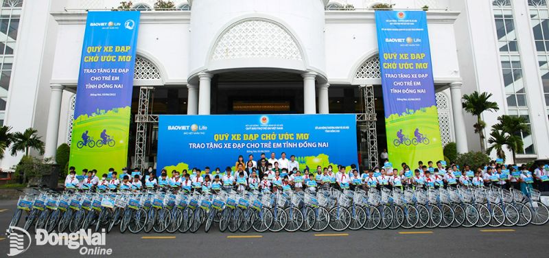 100 em học sinh nhận học bổng xe đạp “Quỹ xe đạp chở ước mơ”