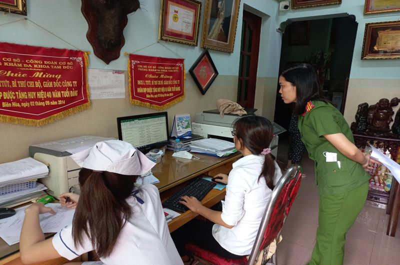 Lực lượng công an kiểm tra hệ thống lập hồ sơ khám, chữa bệnh tại một phòng khám đa khoa ở TP.Biên Hòa, Đồng Nai (Ảnh: Báo Đồng Nai)
