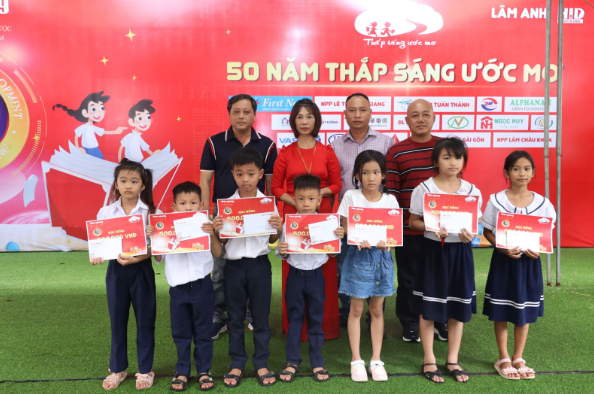 Đại diện Điện Quang và các nhà phân phối trao tặng học bổng cho các em học sinh trường tiểu học Nguyễn Trường Tộ