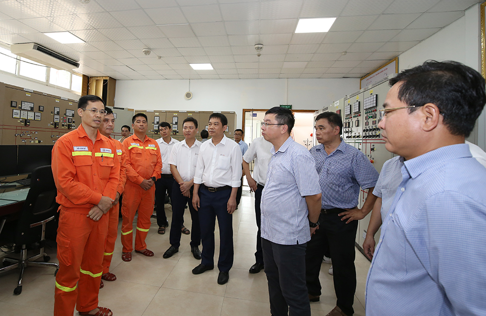 Đoàn công tác nghe báo cáo công tác vận hành tại TBA 500kV Hà Tĩnh