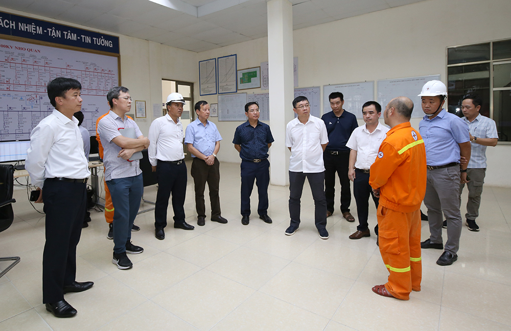 Đoàn công tác nghe báo cáo công tác vận hành tại Trạm biến áp 500kV Nho Quan