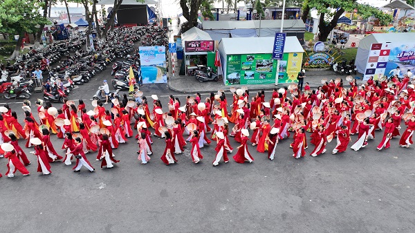 Chị em diễu hành trong trang phục áo dài truyền thống