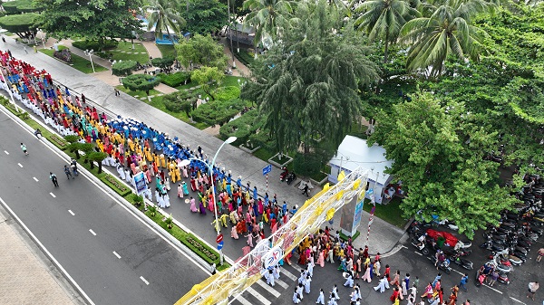 Đoàn diễu hành đi dọc theo đường biển Trần Phú- Nha Trang