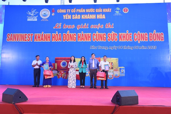 Trao Giải Nhì phần thi về sản phẩm nước yến sào SAVINEST Khánh Hòa