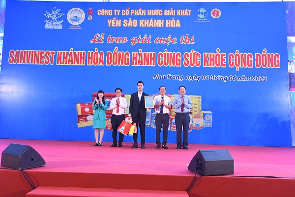 Trao Giải Nhất phần thi về sản phẩm nước yến sào SAVINEST Khánh Hòa