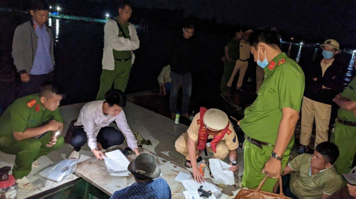 Phát hiện 7 tàu khai thác cát trái phép trên sông, thu giữ hơn 600 m3 cát
