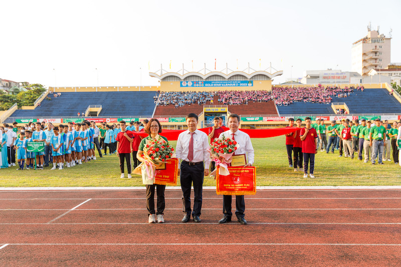 Ông Nguyễn Thanh Đề, Vụ trưởng Vụ Giáo dục thể chất, Bộ Giáo dục và Đào tạo tặng cờ lưu niệm cho đơn vị đăng cai và đơn vị tài trợ