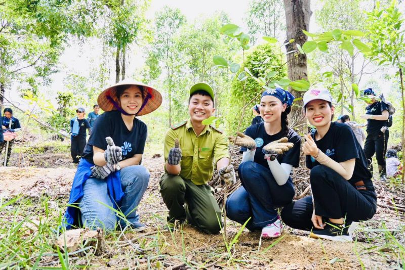 Hình ảnh Hoa hậu Thể thao Việt Nam Đoàn Thu Thuỷ (thứ hai từ phải sang trái) trong sự kiện vừa qua. Hình ảnh Hoa hậu Thể thao Việt Nam Đoàn Thu Thuỷ (thứ hai từ phải sang trái) trong sự kiện vừa qua.