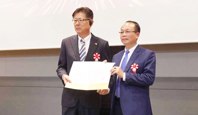 Ông Phan Quý Phương- PCT UBND tỉnh Thừa Thiên Huế (bên phải) trao giấy chứng nhận đăng ký đầu tư cho DN Nhật Bản Ông Phan Quý Phương- PCT UBND tỉnh Thừa Thiên Huế (bên phải) trao giấy chứng nhận đăng ký đầu tư cho DN Nhật Bản