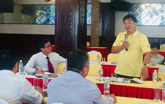 Đại biểu doanh nghiệp (đứng bên phải) phát biểu y kiến đóng góp về các tiêu chí bổ sung nâng cao chất lượng dịch du lịch. Đại biểu doanh nghiệp (đứng bên phải) phát biểu y kiến đóng góp về các tiêu chí bổ sung nâng cao chất lượng dịch du lịch.