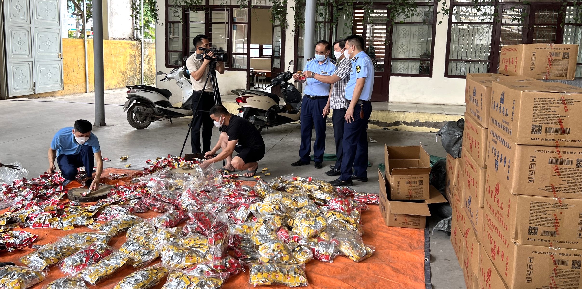 Lực lượng Quản lý thị trường Bắc Ninh kiểm tra hàng hóa vi phạm
