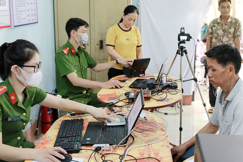 Công an huyện Yên Thế và cán bộ Tổ công tác Đề án 06 xã Đồng Vương hướng dẫn, hỗ trợ người dân đăng ký tài khoản định danh mức độ 1, 2.
