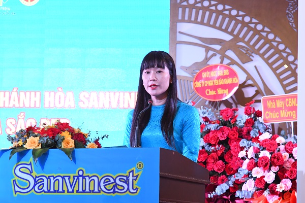 Bà Trịnh Thị Hồng Vân, UVBTV Đảng ủy, Chủ tịch HĐQT Công ty CP Nước giải khát Yến sào Khánh Hòa (SANVINEST) phát biểu khai mạc